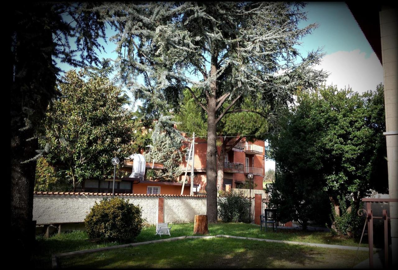 Отель La Casa Degli Oleandri Рим Экстерьер фото